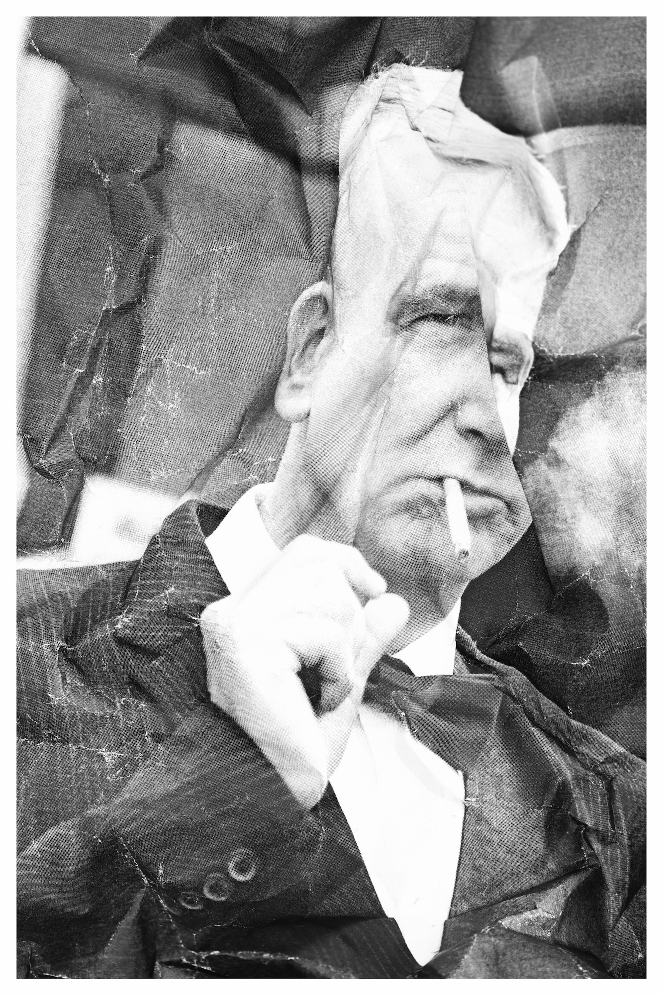 Schwarz-Weiß-Foto eines Mannes im Anzug, der eine Zigarette raucht, mit deutlichen Falten und Beschädigungen auf dem Bild. (KI generierte Beschreibung)