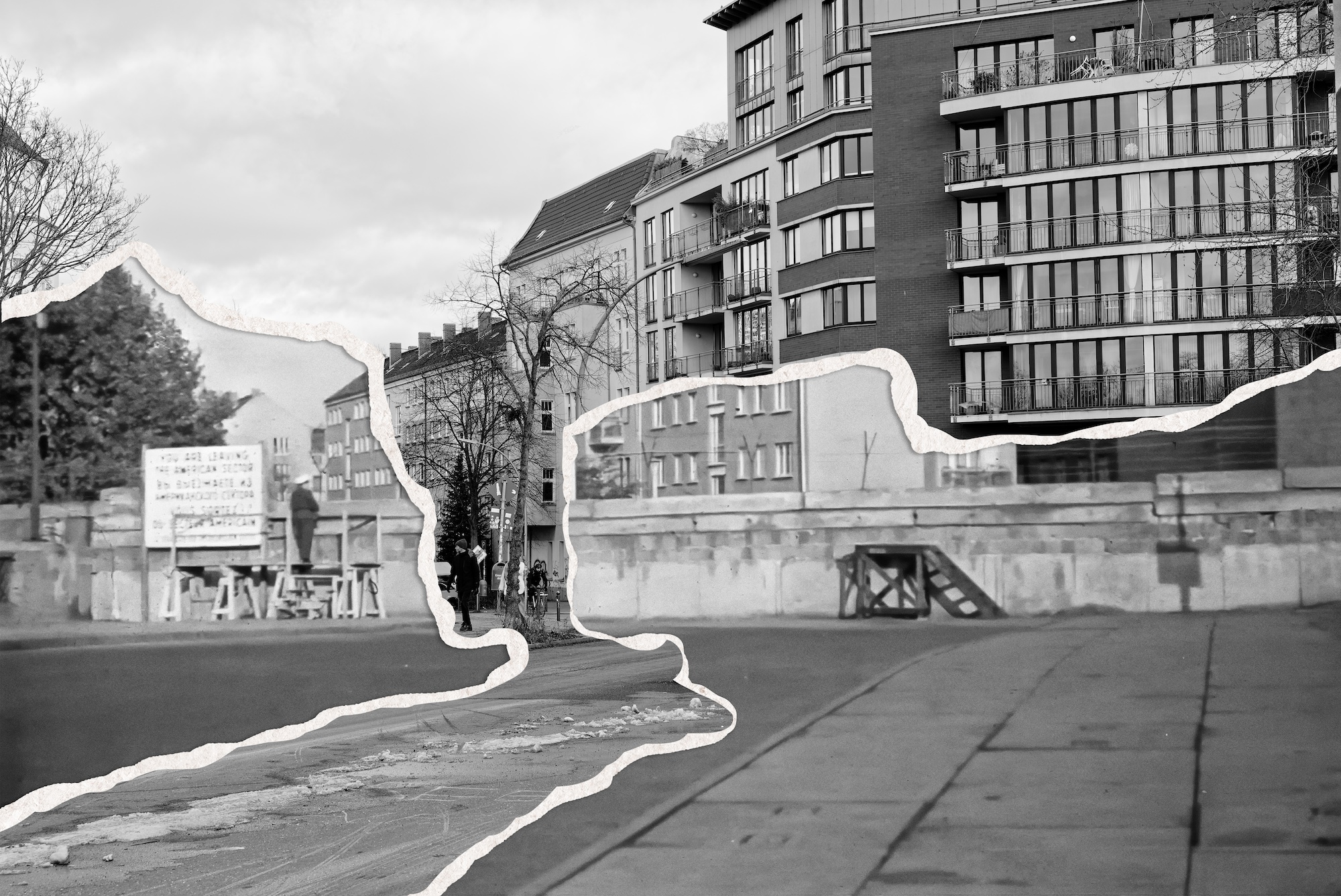 Eine Straße in der Stadt mit modernen Wohngebäuden und einem Teil der Berliner Mauer, dargestellt durch einen zerrissenen Collage-Effekt, der vergangene und gegenwärtige Szenen vermischt. (KI generierte Beschreibung)