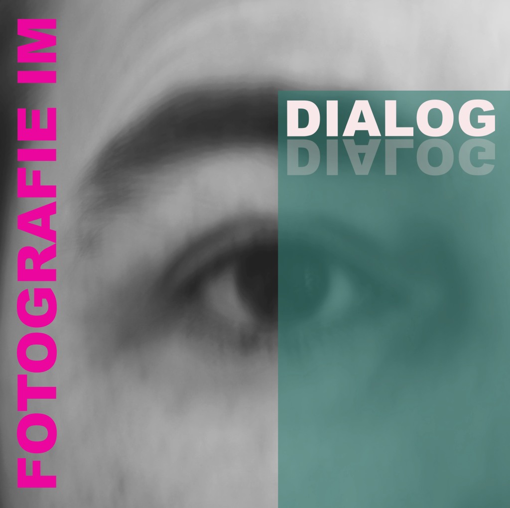 Eine Schwarz-Weiß-Nahaufnahme eines Auges, links in Rosa die Aufschrift „FOTOGRAFIE IM“ und rechts in Weiß die Aufschrift „DIALOG“ auf einem blaugrünen Rechteck. (KI generierte Beschreibung)