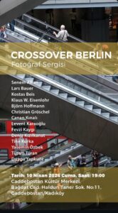 Menschen gehen auf Rolltreppen in einem modernen Gebäude, unter denen ein roter Zug zu sehen ist. Der eingeblendete Text wirbt für die Fotoausstellung "Crossover Berlin" in Istanbul am 10. April 2026. (KI generierte Beschreibung)