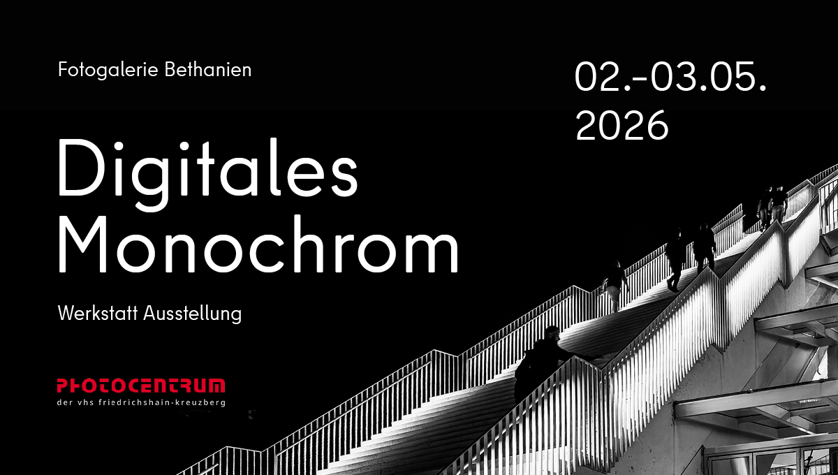 Schwarz-Weiß-Foto von Menschen, die eine moderne, beleuchtete Treppe hinauf- und hinabsteigen; der eingeblendete Text wirbt für eine digitale Schwarz-Weiß-Fotoausstellung vom 2. bis 3. Mai 2026 in der Fotogalerie Bethanien. (KI generierte Beschreibung)